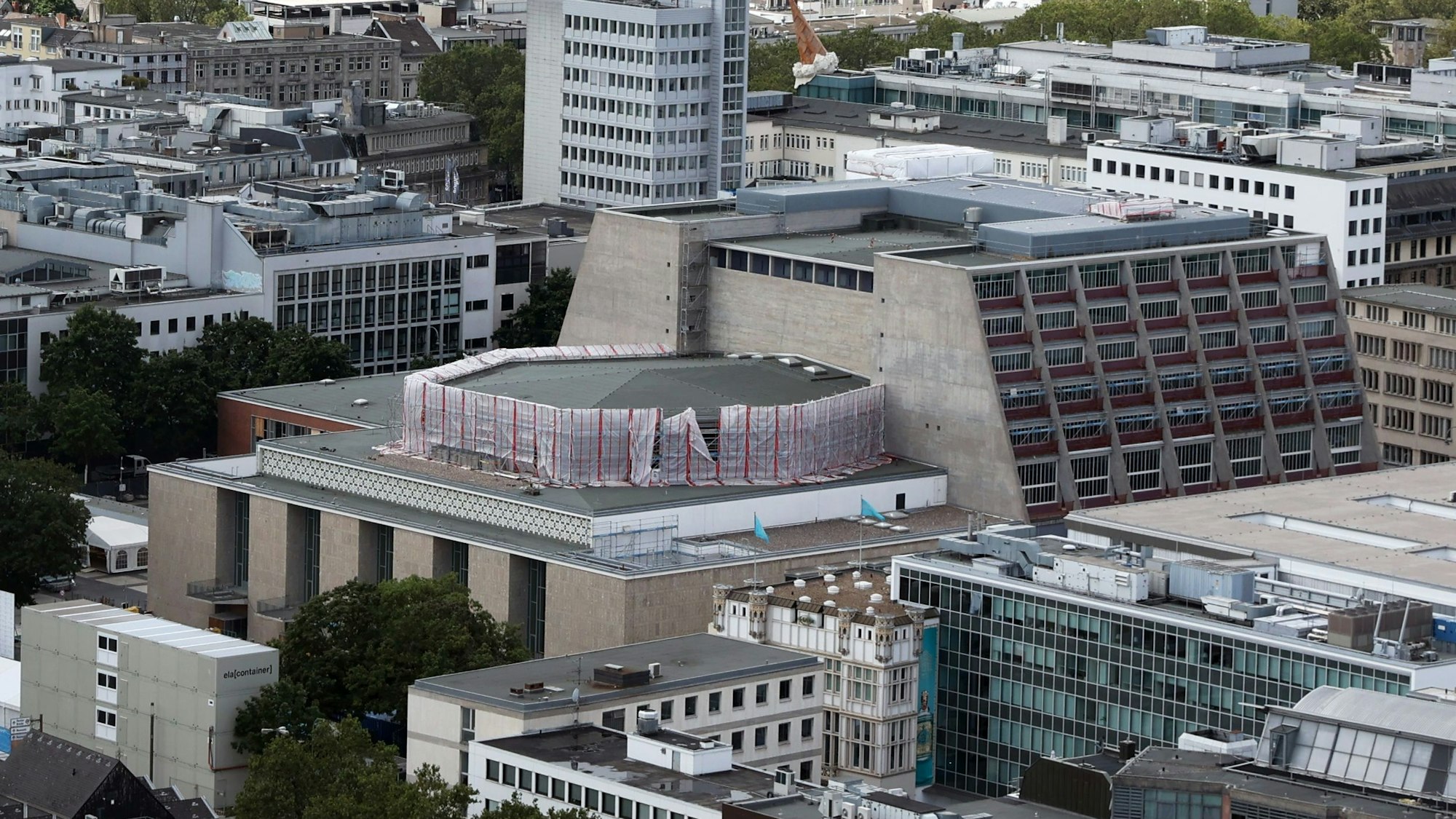 Das Bild zeigt das Kölner Opernhaus von oben.