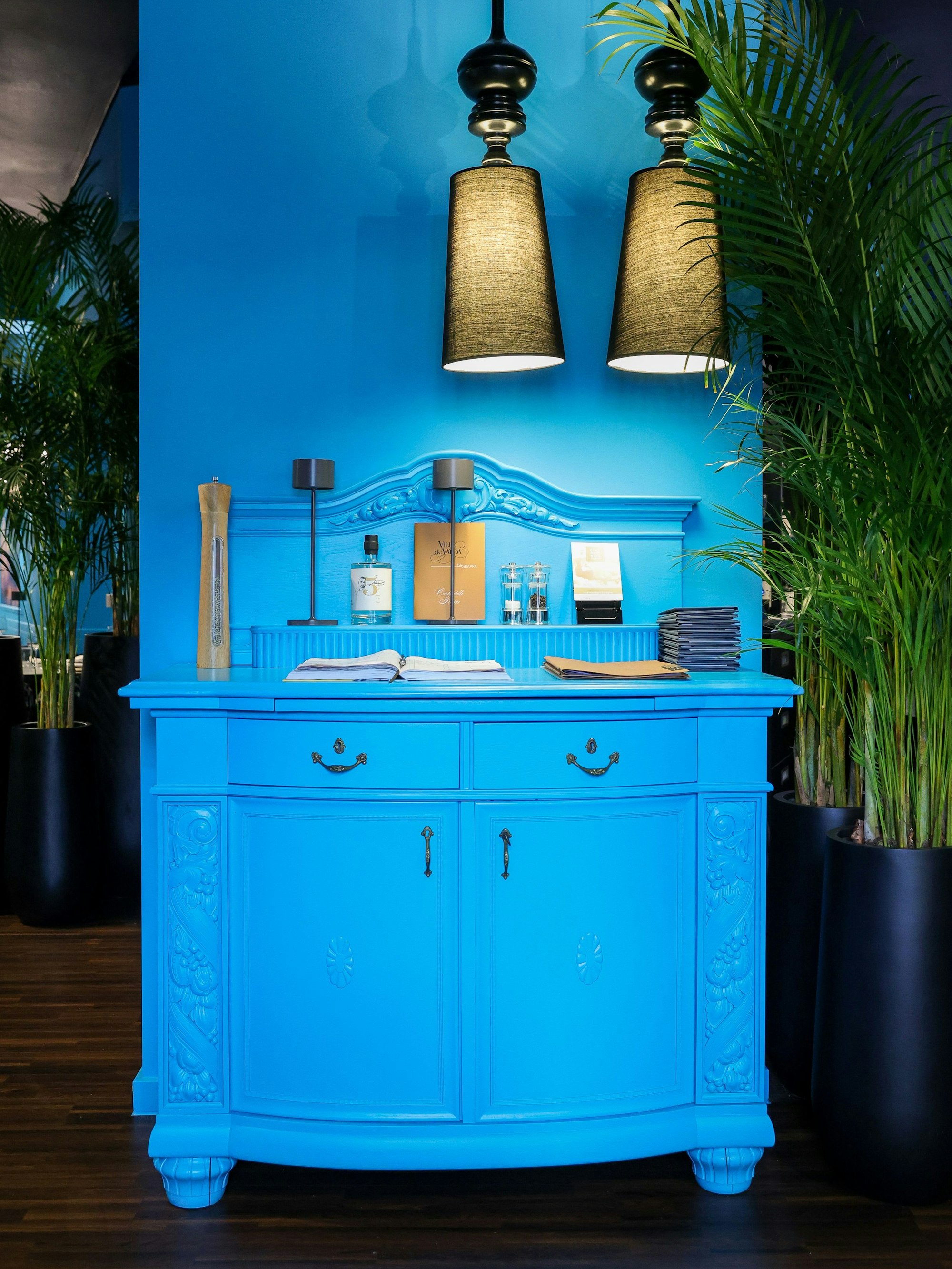 Eine leuchtend türkise Anrichte