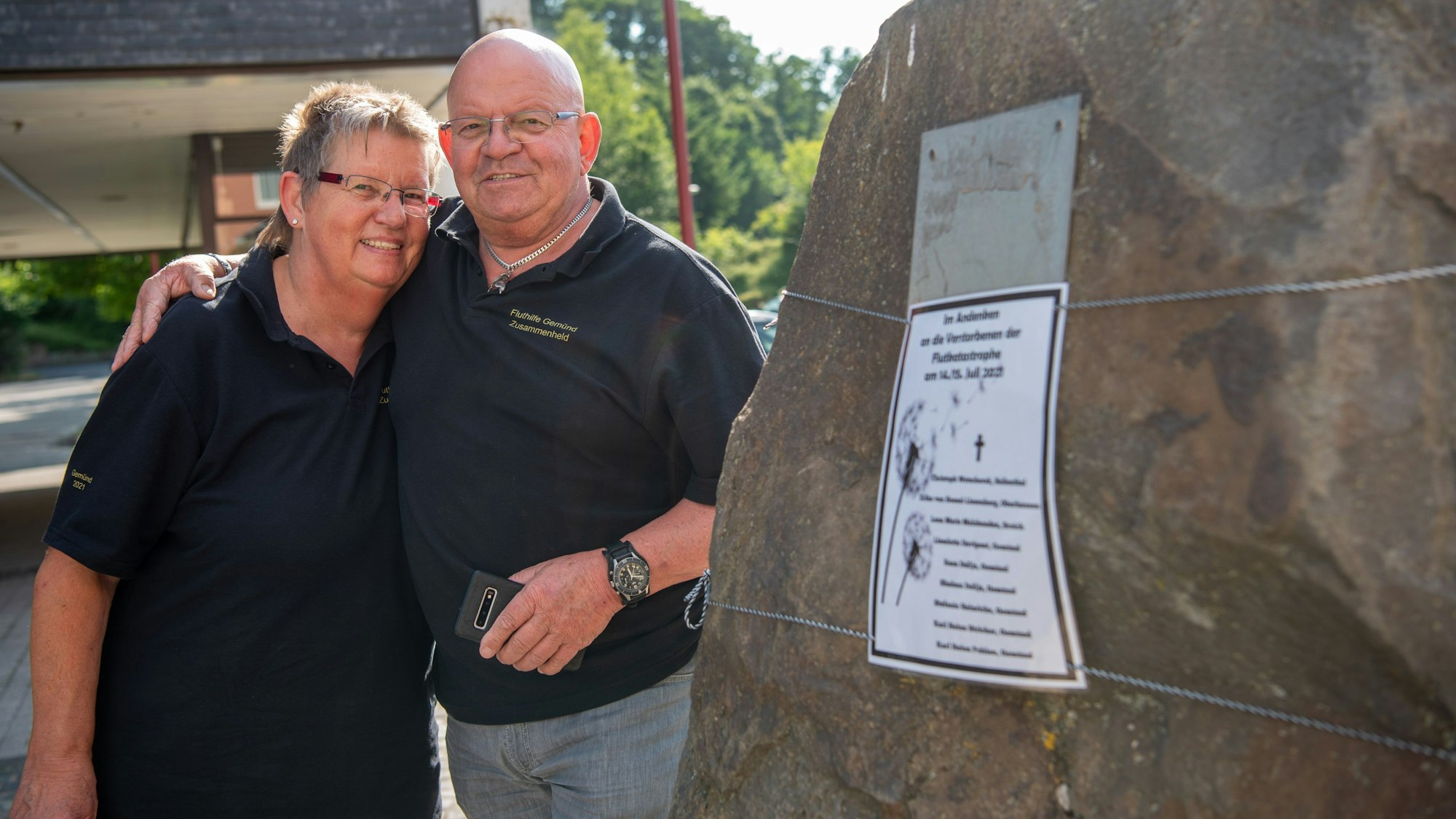 Die Eheleute vor dem Gedenkstein in Gemünd.