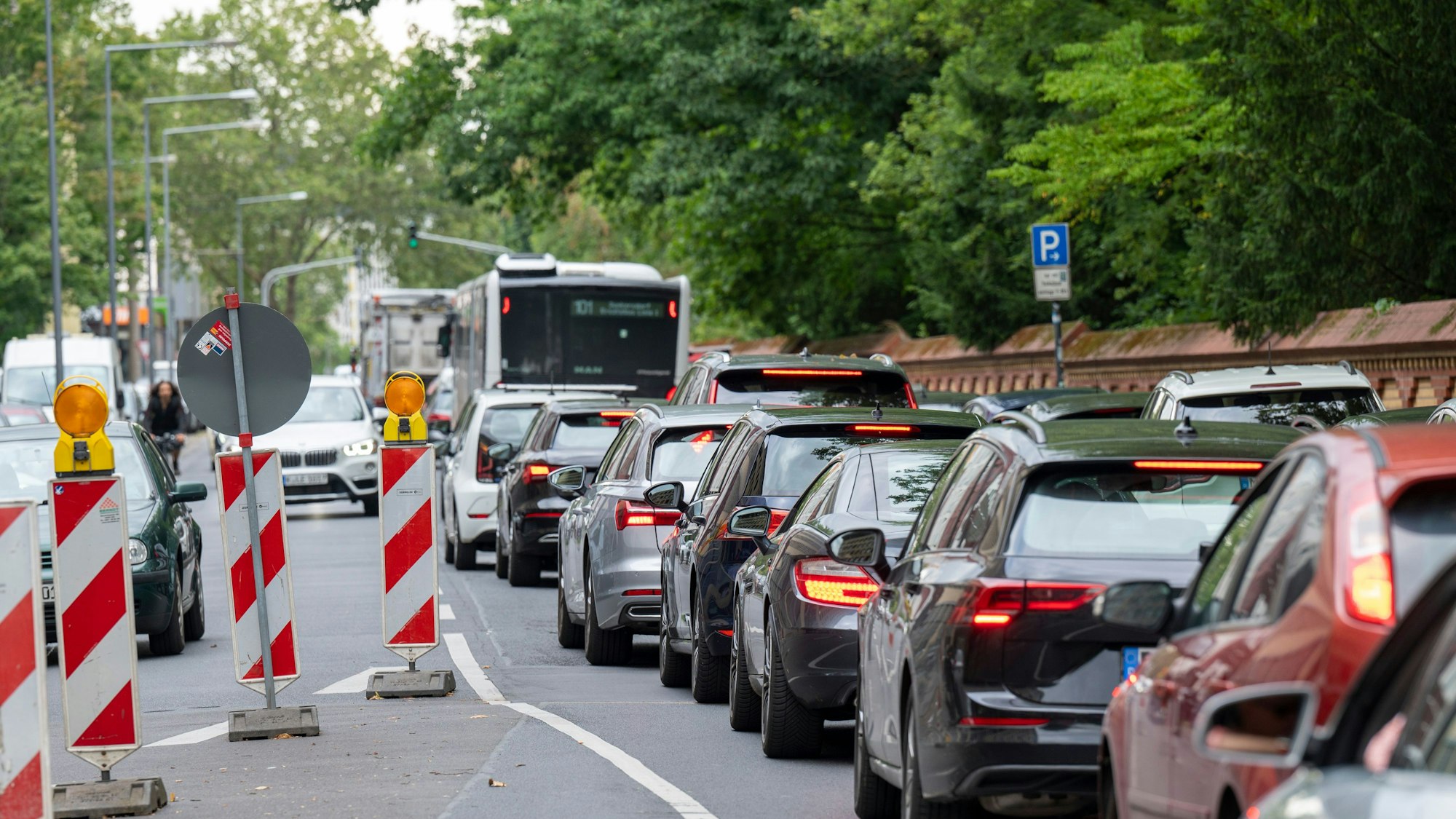 Rund um die Aachener Straße in Köln staut sich der Verkehr (Symbolbild)