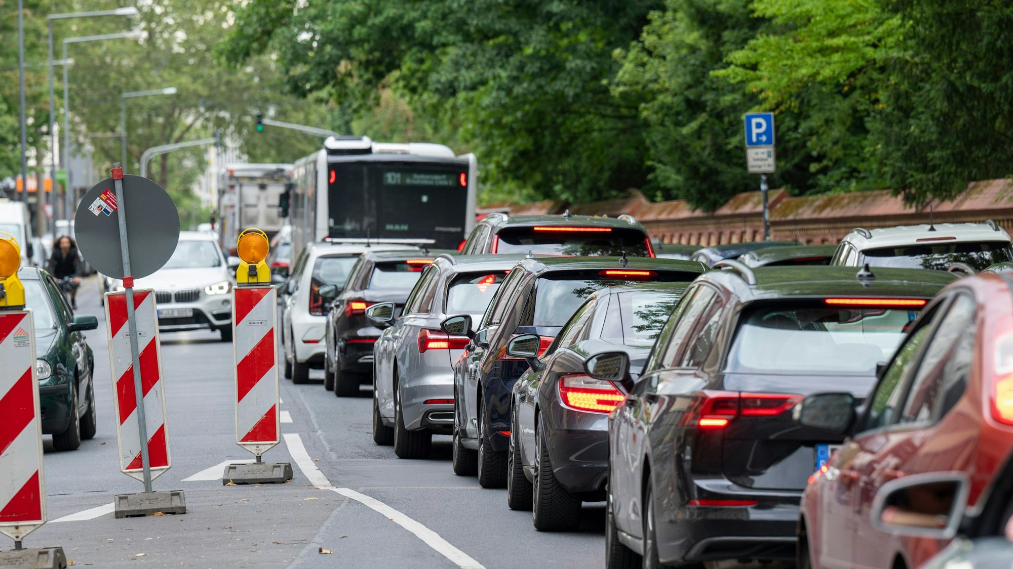Zu sehen sind mehrere Autos in der Rückansicht, die sich in einem Stau auf der Oskar-Jäger-Straße in Köln befinden.