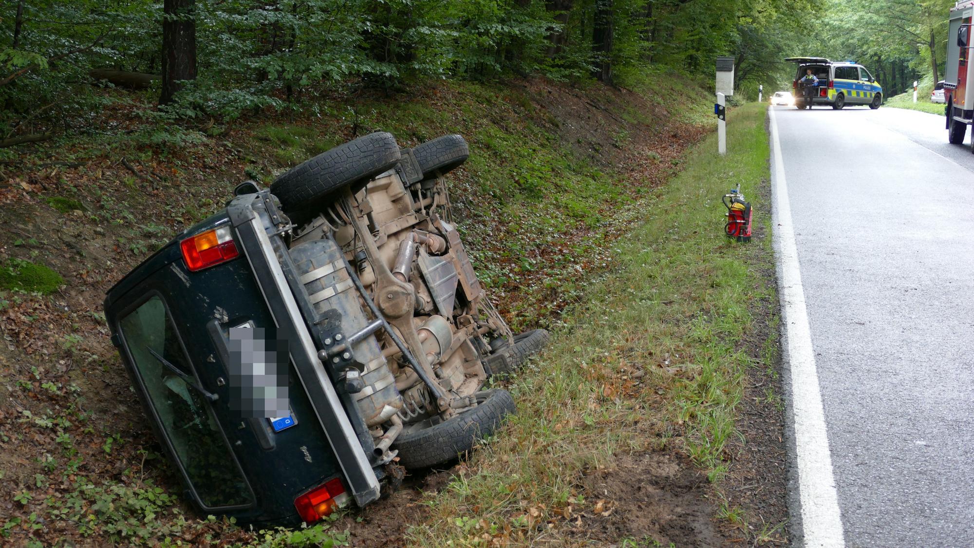 Der Lada Niva landete auf dem Dach, der Fahrer konnte sich selbst befreien.