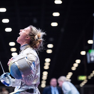 Die ukrainischie Fechterin Olha Charlan mit ihrem Säbel ballt die Fäuste und schreit Richtung Hallendecke.