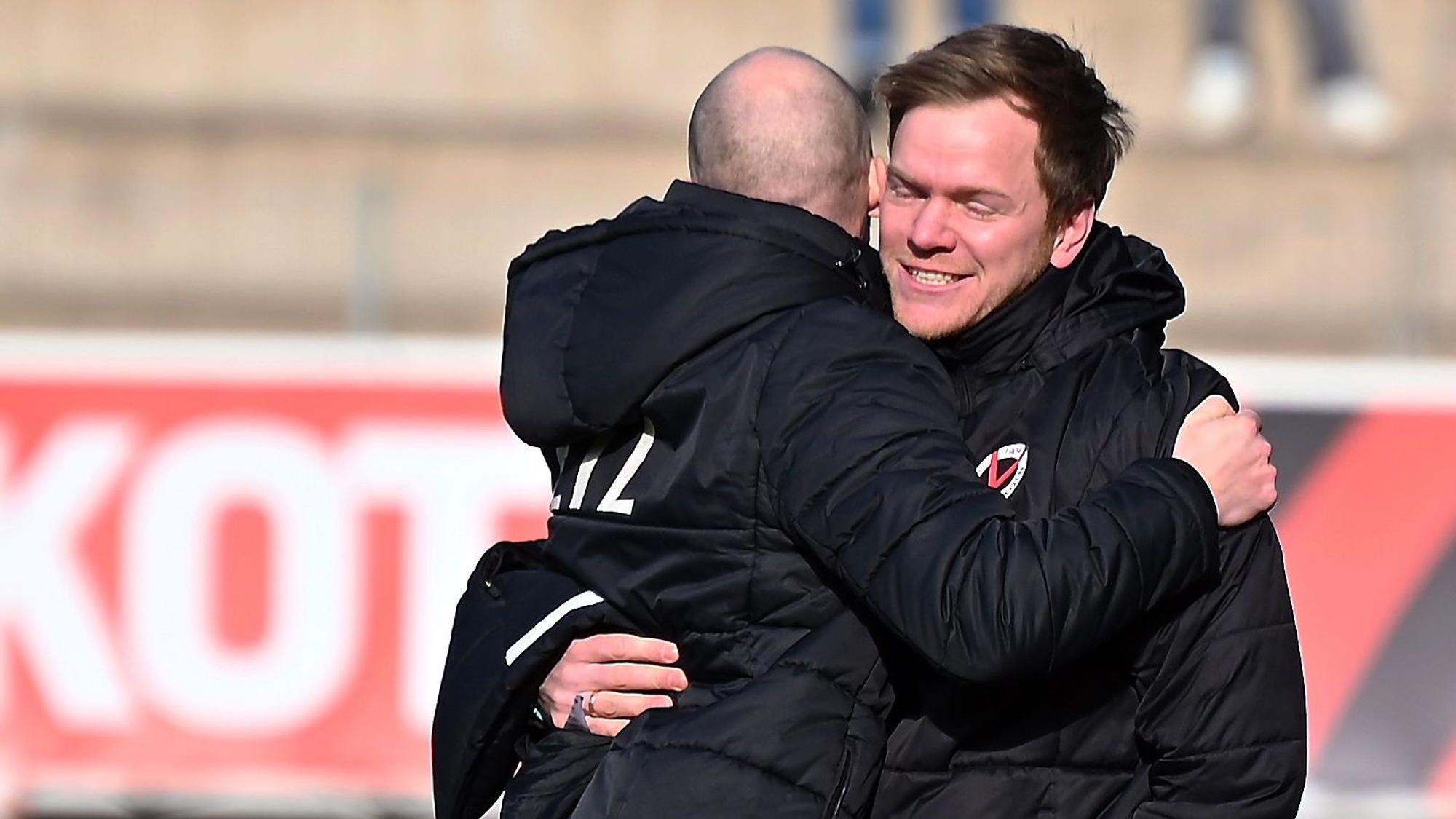 Fußball
A-Junioren Bundesliga West
Bayer 04 Leverkusen - FC Viktoria Köln
Freude nach dem 1:0 für Köln
rechts. TR: Marian Wilhelm
Foto: Uli Herhaus