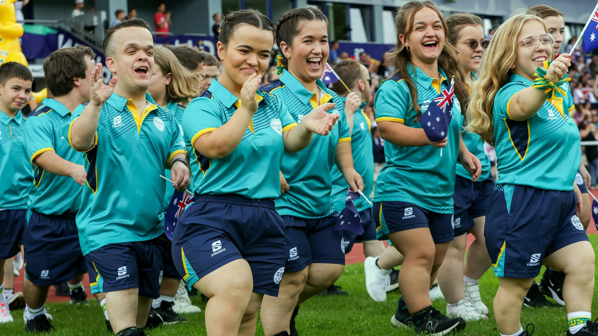 Zu sehen ist das ein Teil der australischen Athletinnen und Athleten bei der Eröffnungsfeier der World Dwarf Games Cologne im NetCologne Stadion der Deutschen Sporthochschule Köln.