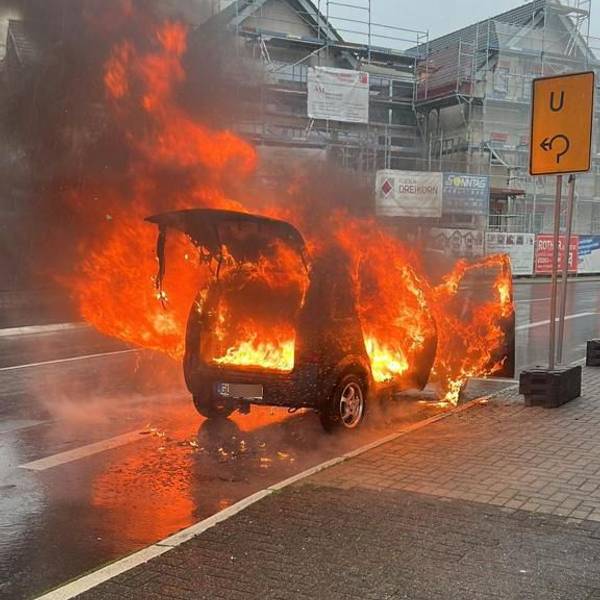 Ein Auto steht lichterloh in Flammen.
