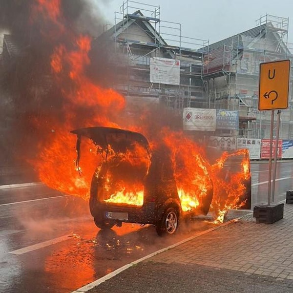 Ein Auto steht lichterloh in Flammen.