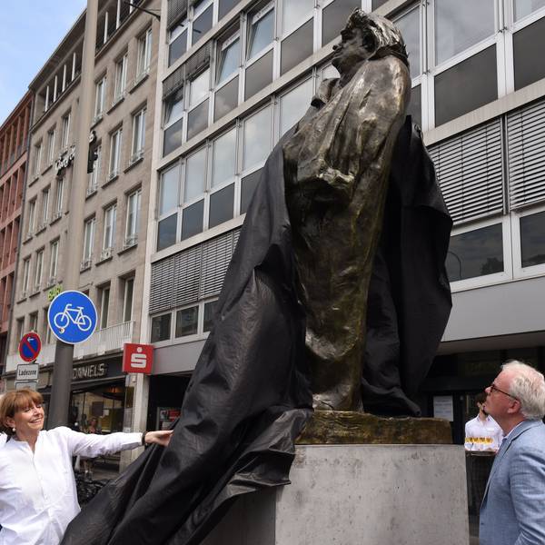 Oberbürgermeisterin Henriette Reker und Henrik Hanstein vom Kunsthaus Lempertz enthüllen die Rodin-Skulptur am Kölner Neumarkt.