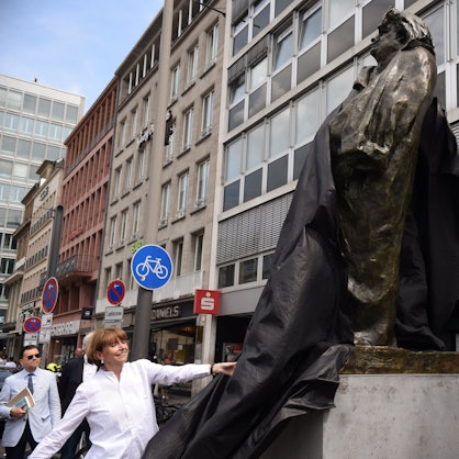 Oberbürgermeisterin Henriette Reker und Henrik Hanstein vom Kunsthaus Lempertz enthüllen die Rodin-Skulptur am Kölner Neumarkt.