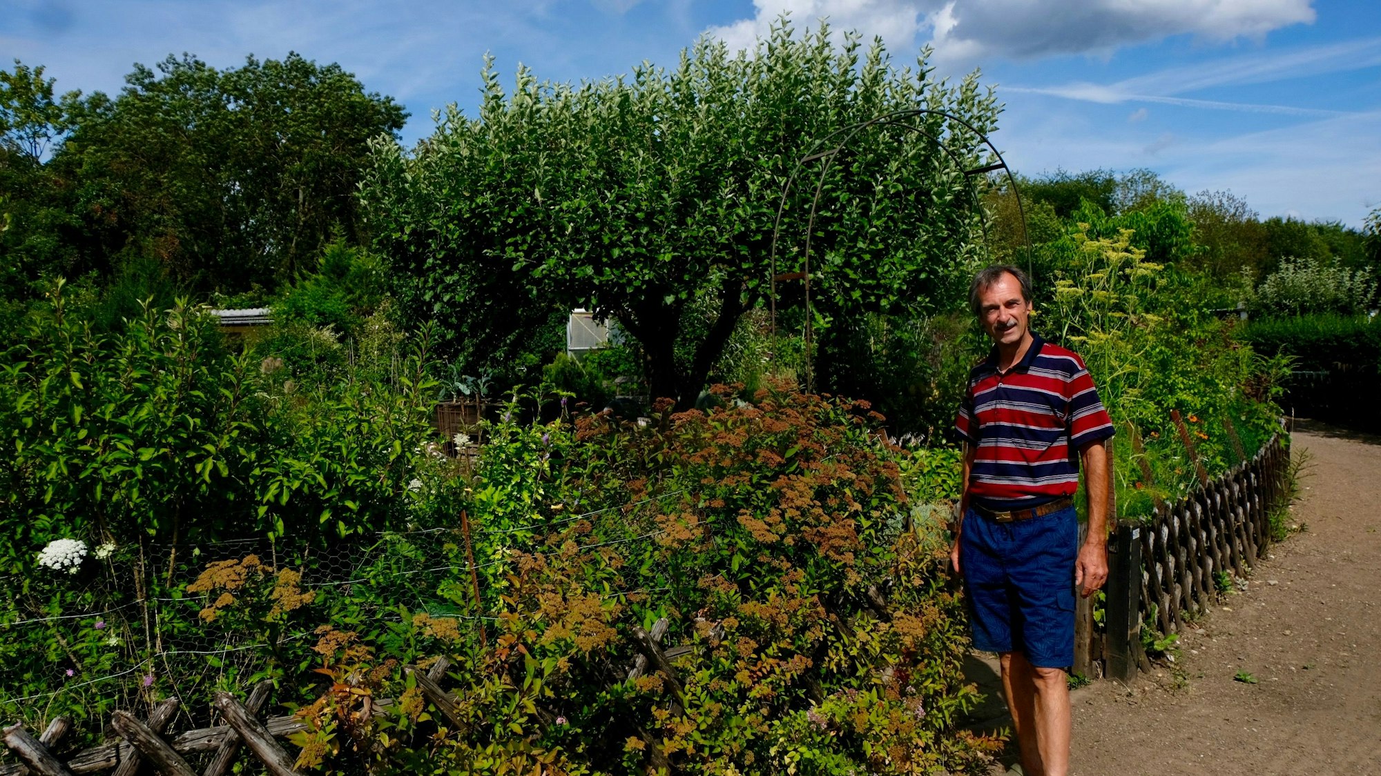 Raimo Becker-Haumann vor seinem Garten in Klettenberg.