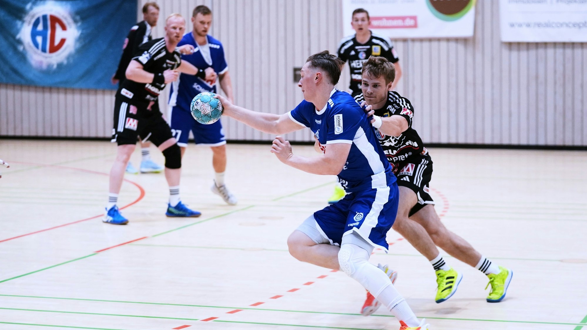 Ole Pregler, Handballer des VfL Gummersbach, führt den Ball und läuft in Richtung Tor.