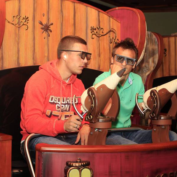 Lukas Podolski fährt 2011 mit Slawomir Peszko im Phantasialand in einer Gondel im Maus au Chocolat.