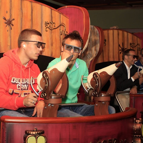 Lukas Podolski fährt 2011 mit Slawomir Peszko im Phantasialand in einer Gondel im Maus au Chocolat.