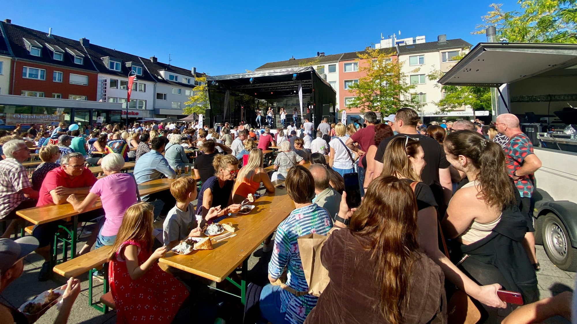An dem Platz stehen Bäume links unmd rechts.