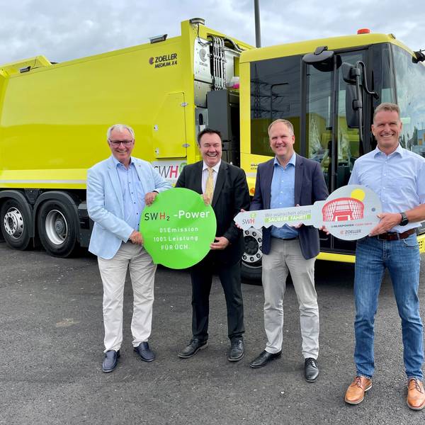 Auf dem Foto sind Dr. Albrecht Möllmann, Vorsitzender des Vorstandes der HyCologne/Wasserstoff Region Rheinland, Stadtwerke-Vorstand Stefan Welsch, Hürths Bürgermeister Dirk Breuer und Dirk Müller von der Firma Zöller (v.l.) vor dem neuen Wasserstoff-Müllfahrzeug zu sehen.
