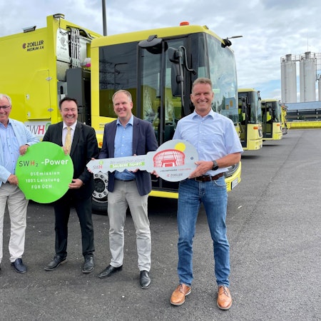 Auf dem Foto sind Dr. Albrecht Möllmann, Vorsitzender des Vorstandes der HyCologne/Wasserstoff Region Rheinland, Stadtwerke-Vorstand Stefan Welsch, Hürths Bürgermeister Dirk Breuer und Dirk Müller von der Firma Zöller (v.l.) vor dem neuen Wasserstoff-Müllfahrzeug zu sehen.