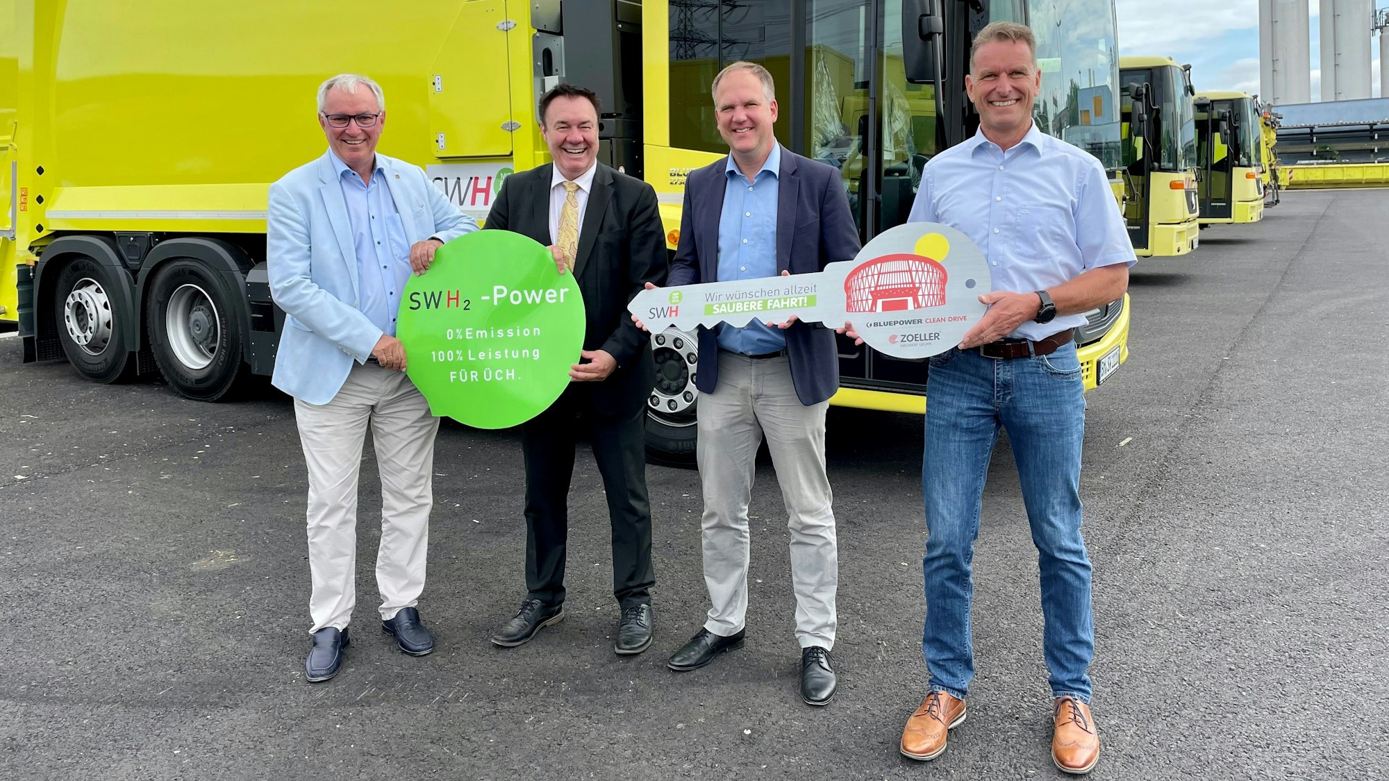 Auf dem Foto sind Dr. Albrecht Möllmann, Vorsitzender des Vorstandes der HyCologne/Wasserstoff Region Rheinland, Stadtwerke-Vorstand Stefan Welsch, Hürths Bürgermeister Dirk Breuer und Dirk Müller von der Firma Zöller (v.l.) vor dem neuen Wasserstoff-Müllfahrzeug zu sehen.