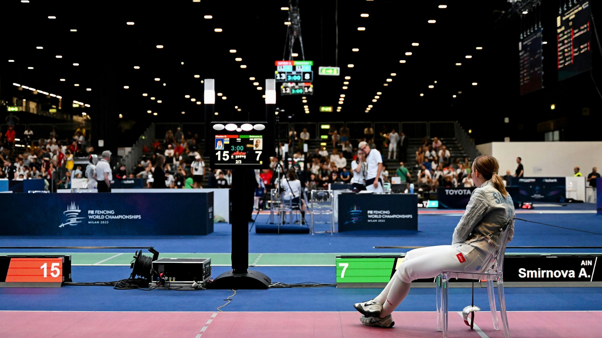 Fechten: Weltmeisterschaft, Säbel Einzel, Damen, Charlan (Ukraine) - Smirnowa (Russland): Anna Smirnowa aus Russland
bleibt nach ihrem Gefecht aus Protest an der Fechtbahn sitzen. Zuvor hatte die Ukrainerin ihr Hand versagt, als die Russin ihr zum Sieg (15:7) gratulieren wollte.