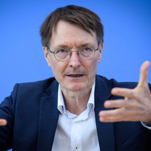 Bundesgesundheitsminister Karl Lauterbach bei der Bundespressekonferenz. Ein Tweet des SPD-Politikers sorgt für Wirbel in Italien.