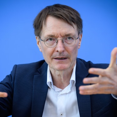 Bundesgesundheitsminister Karl Lauterbach bei der Bundespressekonferenz. Ein Tweet des SPD-Politikers sorgt für Wirbel in Italien.