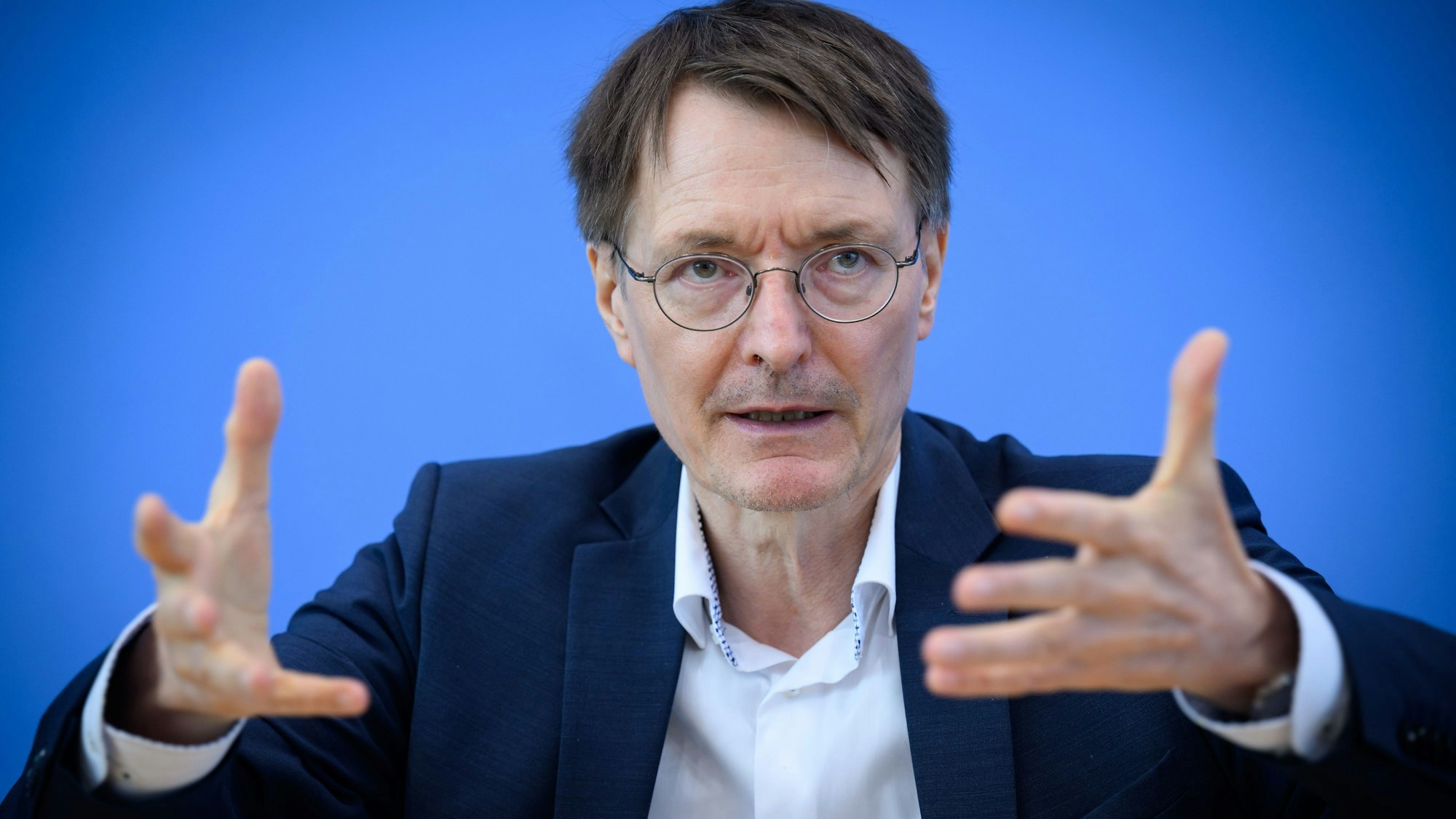 Bundesgesundheitsminister Karl Lauterbach bei der Bundespressekonferenz. Ein Tweet des SPD-Politikers sorgt für Wirbel in Italien.