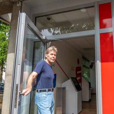 Ein Mann geht in die Sparkasse herein.