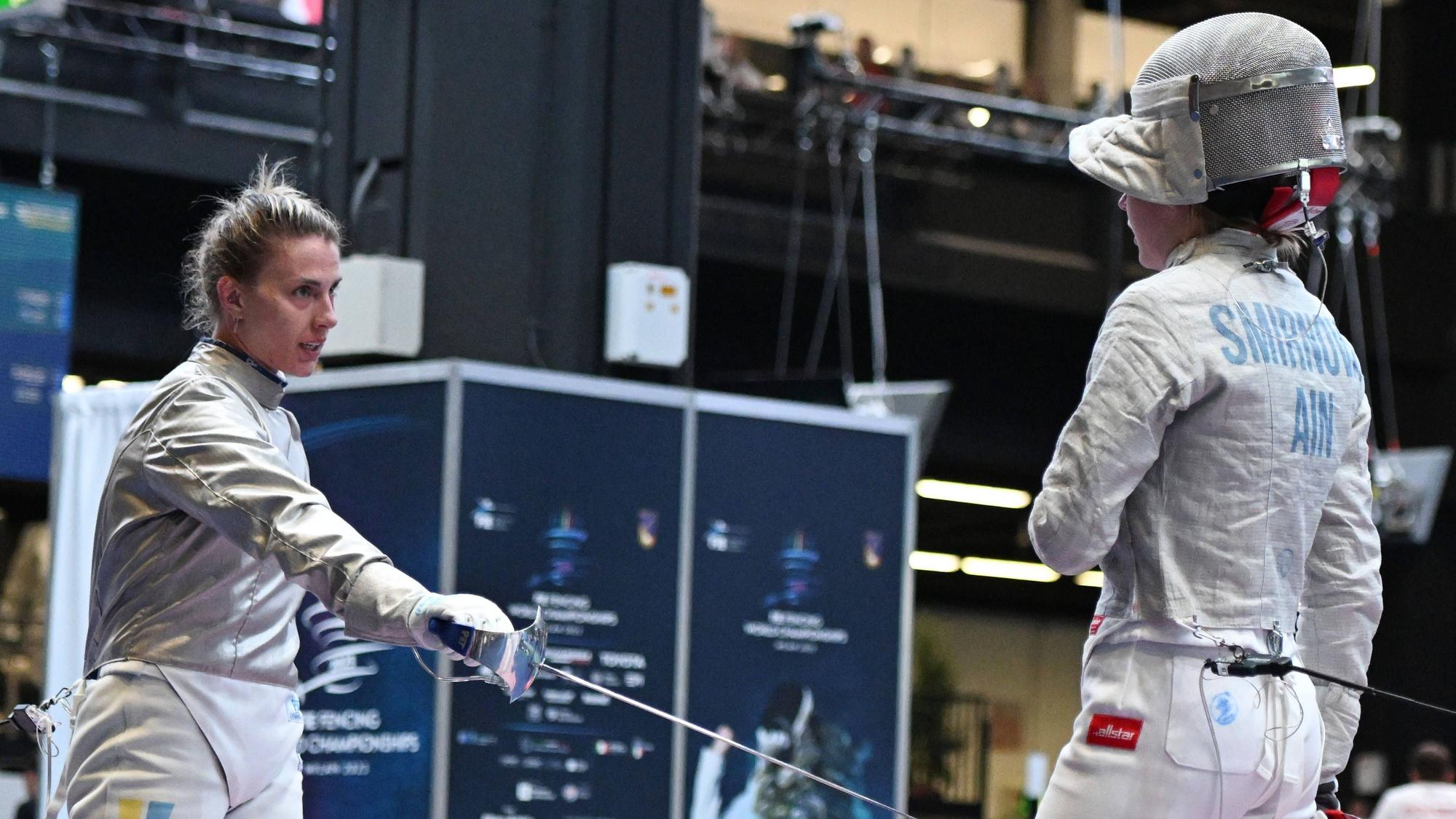 Fecht-WM: Olga Kharlan aus der Ukraine (L) weigert sich, Anna Smirnova aus Russland zu grüßen, die als neutrale Einzelsportlerin registriert ist.