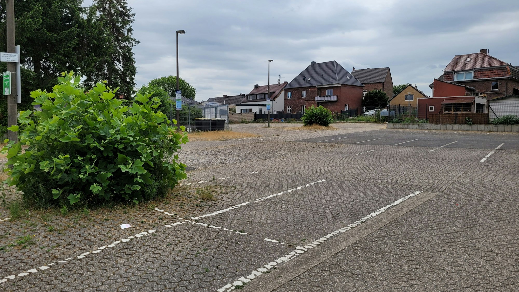 Das Foto zeigt einen Parkplatz, Autos sind dort nicht zu sehen.