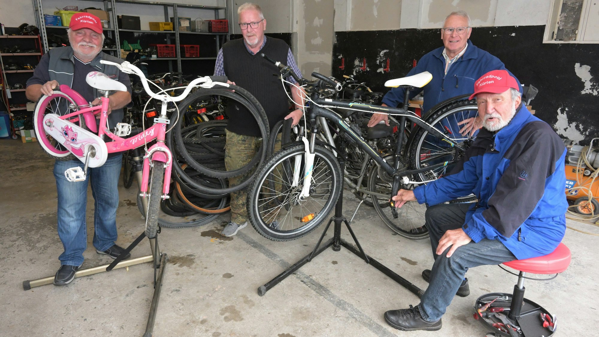 Auf dem Foto sind vier Ehrenamtler vom Radpool Kürten zu sehen.