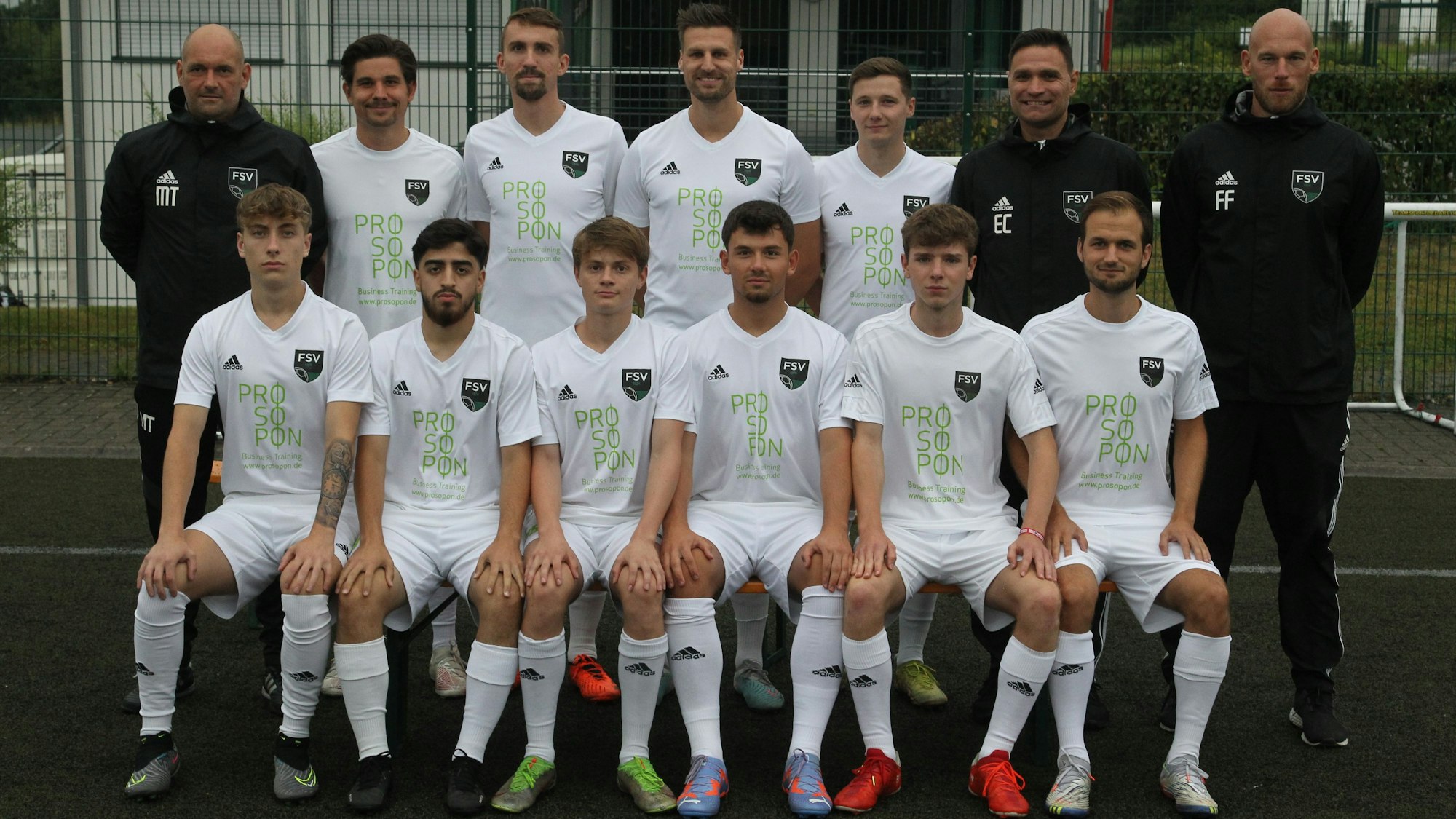 Trainer Michael Theuer (oben, links) freut sich über zehn neue Feldspieler.