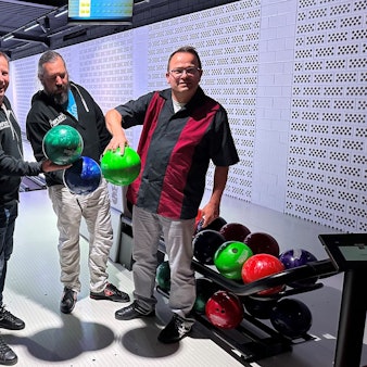 Der Leichlinger Florian Kötting (v.l.) sowie die Leverkusener Lothar Kuntz und Andreas Thull haben die neue Bowling-Bahn in Langenfeld auf Strike und Spare geprüft.