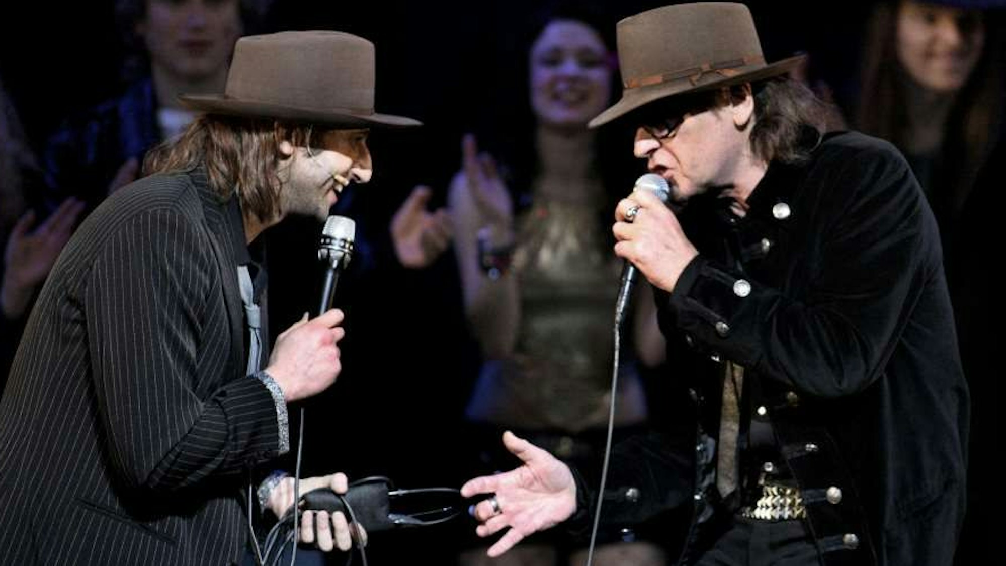 Serkan Kaya (l.) und Udo Lindenberg (r.) im Musical „Hinterm Horizont“ in Berlin.
