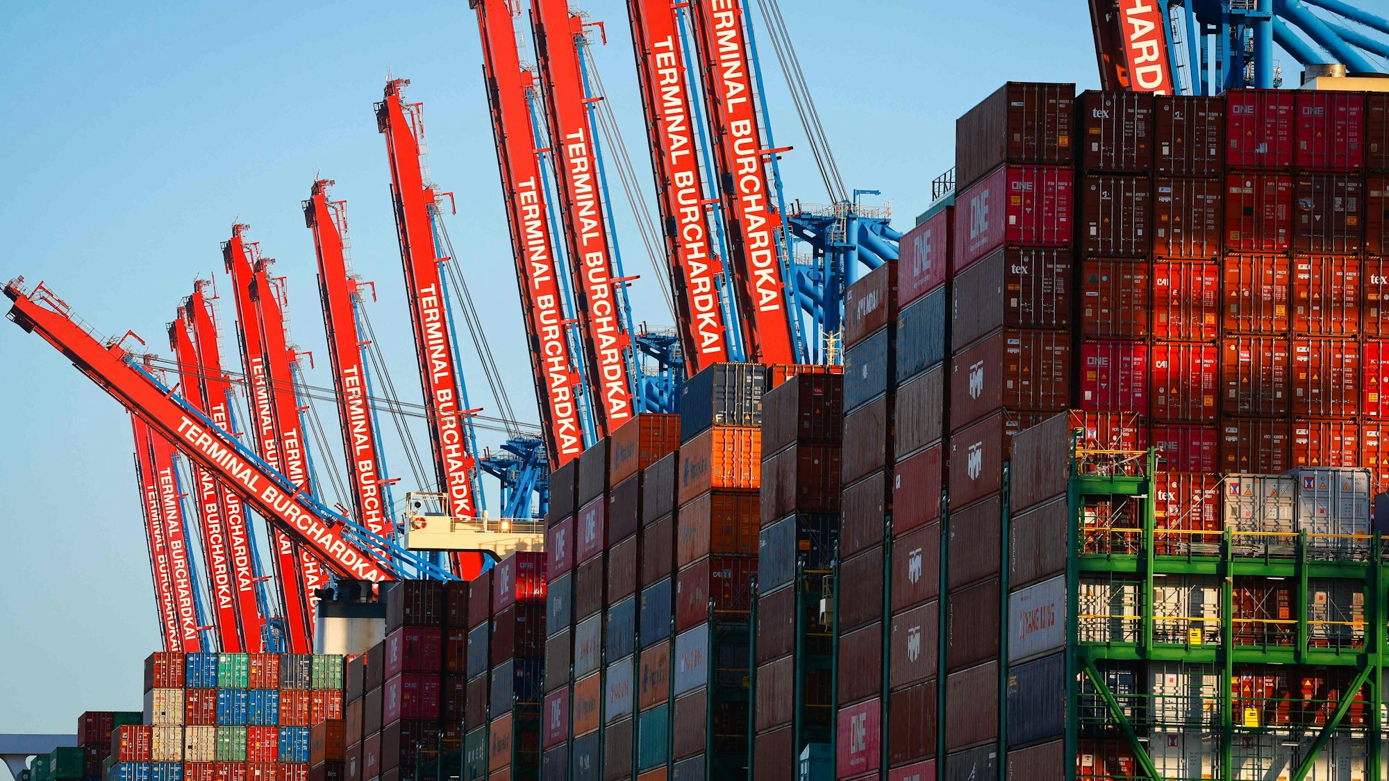 Containerschiffe liegen im Waltershofer Hafen am Container Terminal Burchardkai (CTB) der HHLA (Hamburger Hafen und Logistik AG). Die deutsche Wirtschaft tritt auf der Stelle. Das Bruttoinlandsprodukt (BIP) stagnierte im zweiten Quartal im Vergleich zum Vorquartal, wie das Statistische Bundesamt am Freitag in Wiesbaden in einer ersten Schätzung mitteilte.