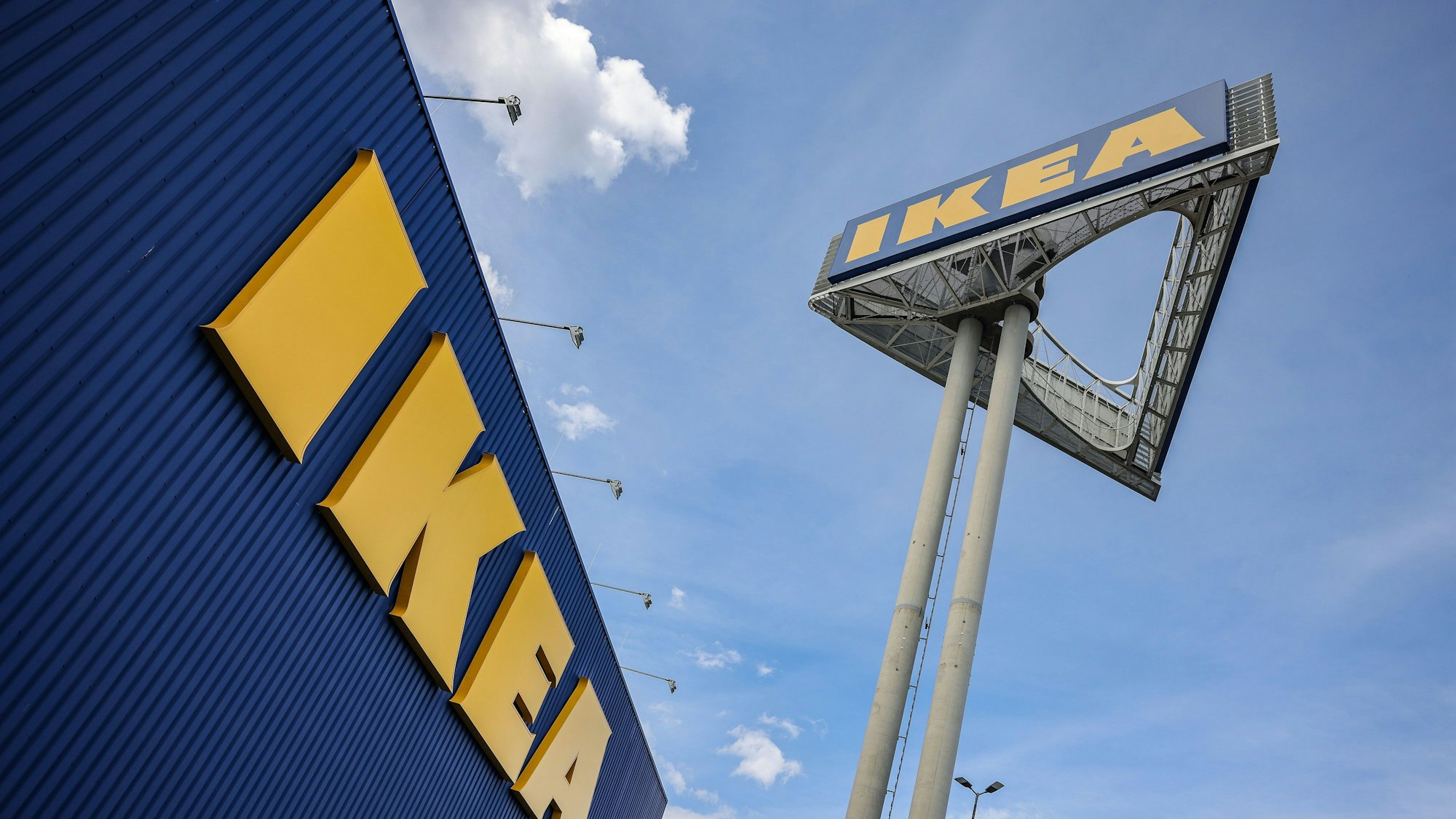 Ein Firmenlogo hängt an der Ikea-Filiale Köln Godorf. (Archivbild)