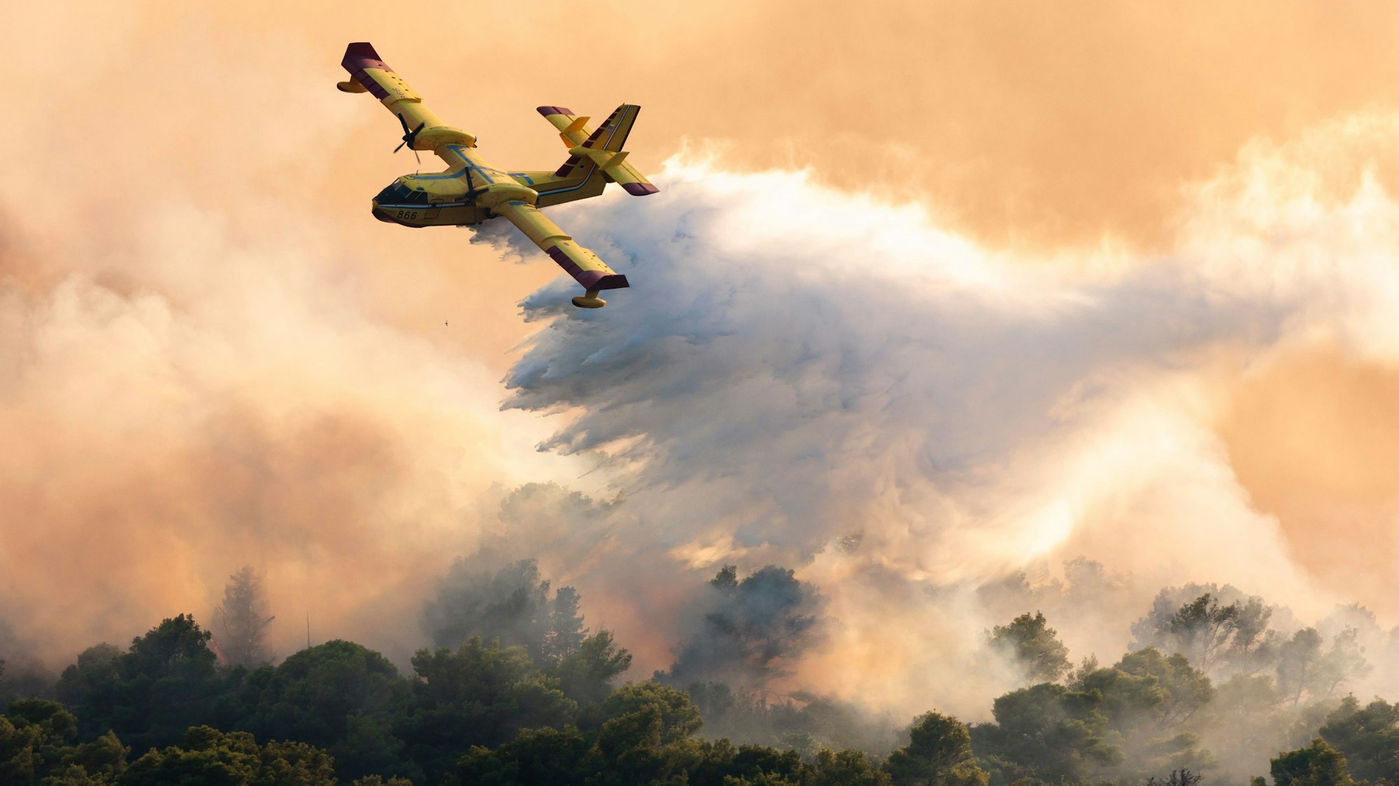 Ein Löschflugzeug versprüht Wasser, um einen Waldbrand auf der kroatischen Insel Ciovo zu löschen. Südeuropa kämpft mit einer Hitzewelle. Der Juli war der heißeste Monat seit Beginn der Aufzeichnungen.