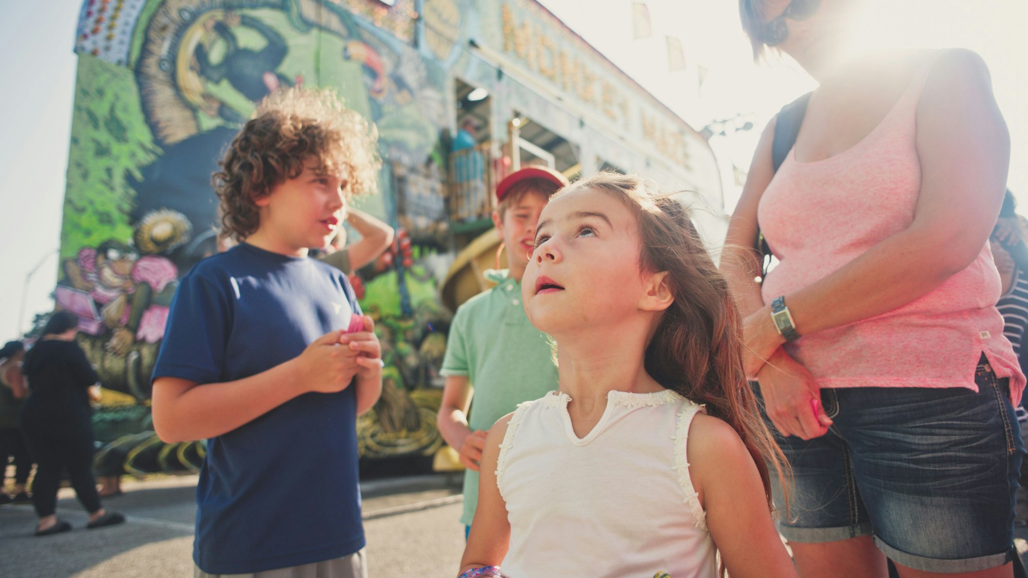 Kinder und Erwachsene auf einem Volksfest.