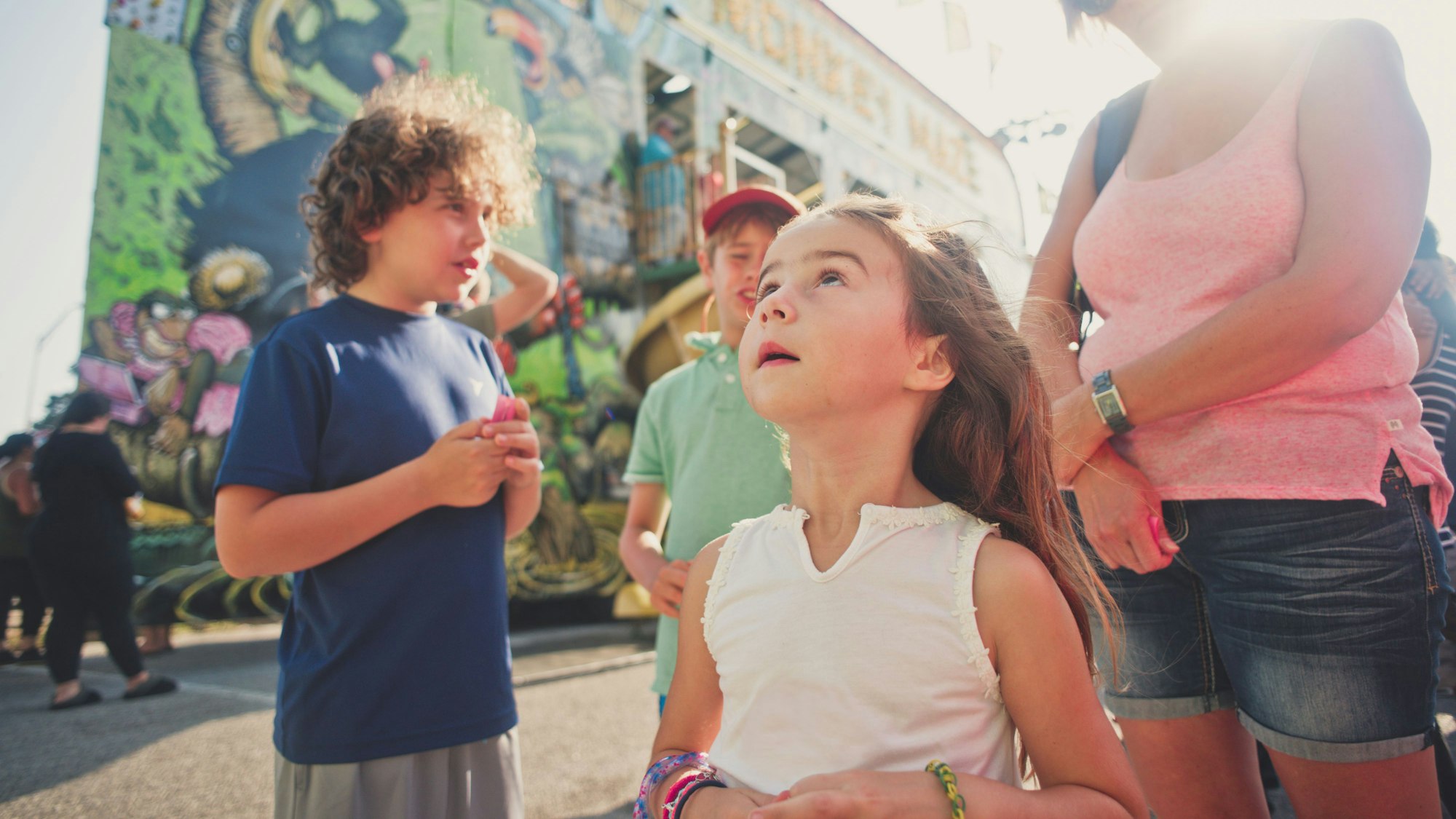 Kinder auf einem Volksfest.
