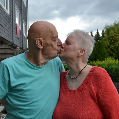 Friedrich Meyer küsst seine Ehefrau Heidi. Das Paar war am 31. Juli 2023 60 Jahre verheiratet.