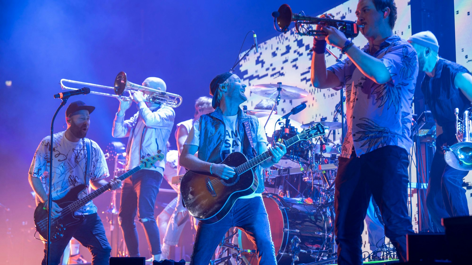 Querbeat spielen als Vorband von Materia. Konzert in der Lanxess-Arena.