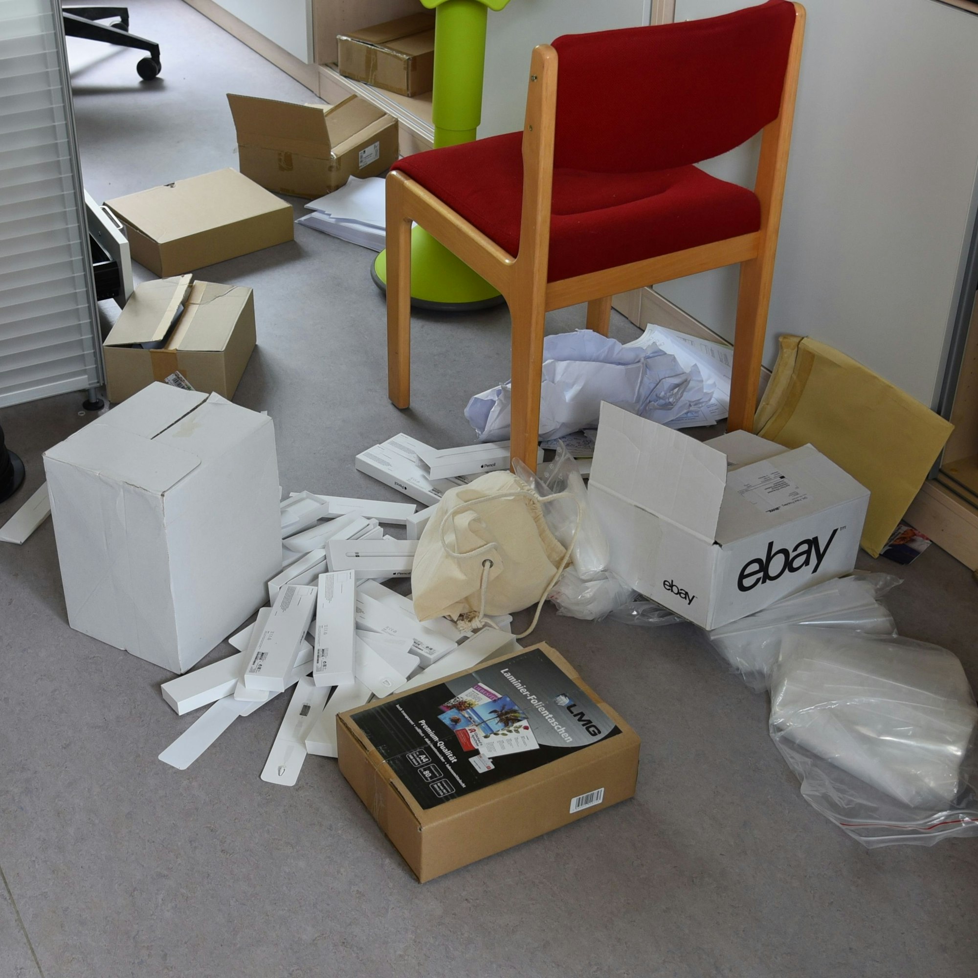 Der Inhalt von Regalen und Schränken liegt verteilt auf dem Fußboden.