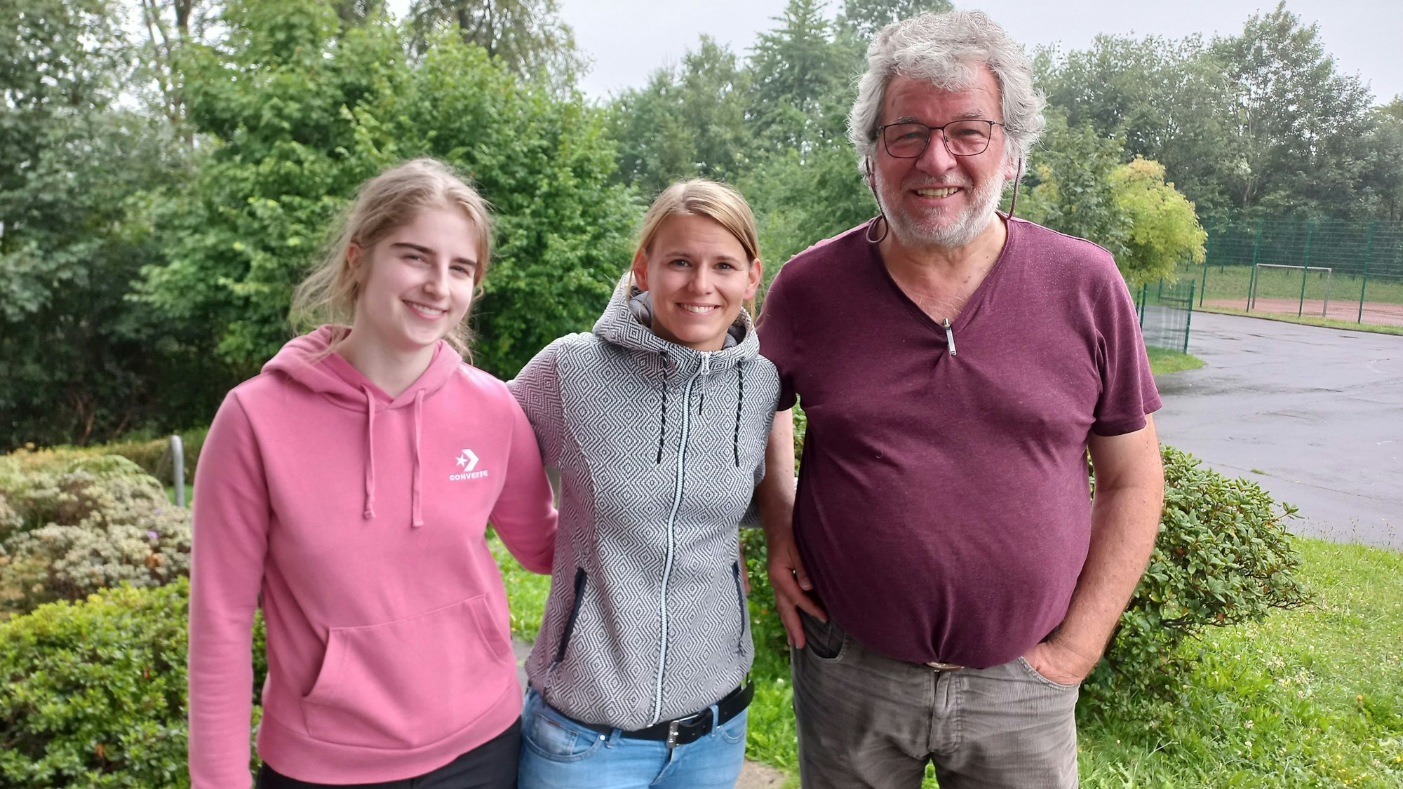 Zu sehen sind zwei Frauen und ein Mann.