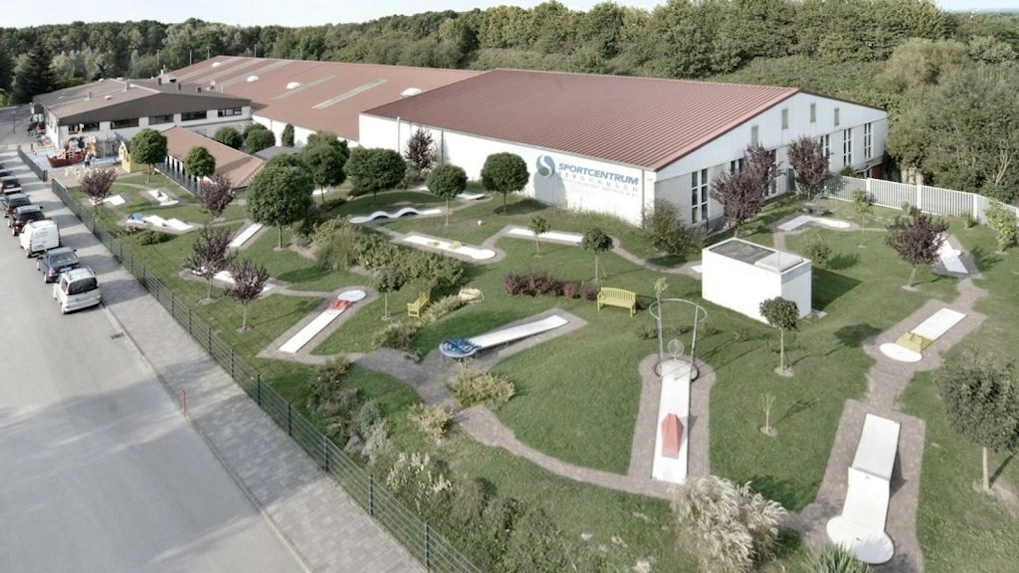 Das Sportcentrum Berghausen in Langenfeld ist aus der Vogelperspektive zu sehen. Eine Minigolfanlage sowie parkende Autos befinden sich vor den Hallen des Sportcentrum.