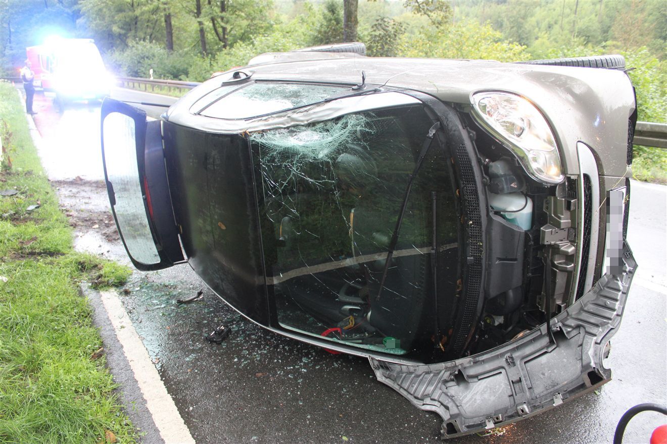 Ein Auto liegt nach einem Unfall auf der L101 in Wermelskirchen auf der Seite.