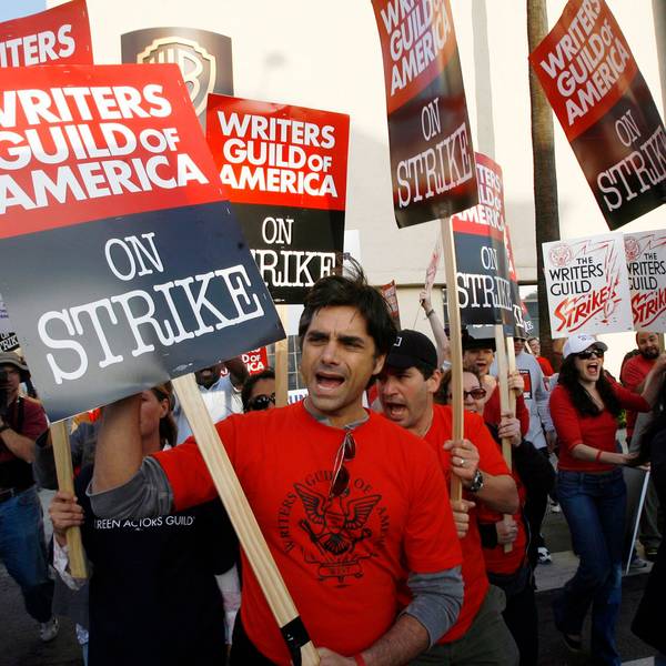 Schauspieler John Stamos (Mitte) und andere Darsteller der mit einem Emmy ausgezeichneten Fernsehserie „ER“ unterstützen Mitglieder der Writers Guild of America, die am 6. November 2007 vor den Warner Bros. Television Studios in Los Angeles streiken.