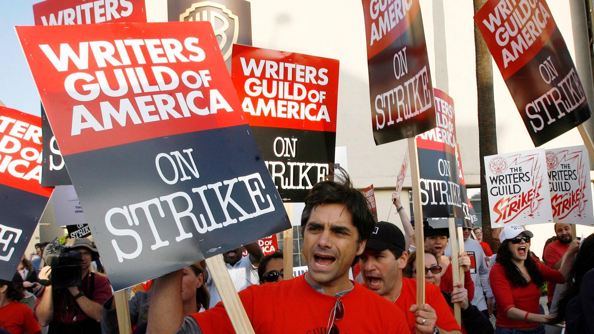 Schauspieler John Stamos (Mitte) und andere Darsteller der mit einem Emmy ausgezeichneten Fernsehserie „ER“ unterstützen Mitglieder der Writers Guild of America, die am 6. November 2007 vor den Warner Bros. Television Studios in Los Angeles streiken.