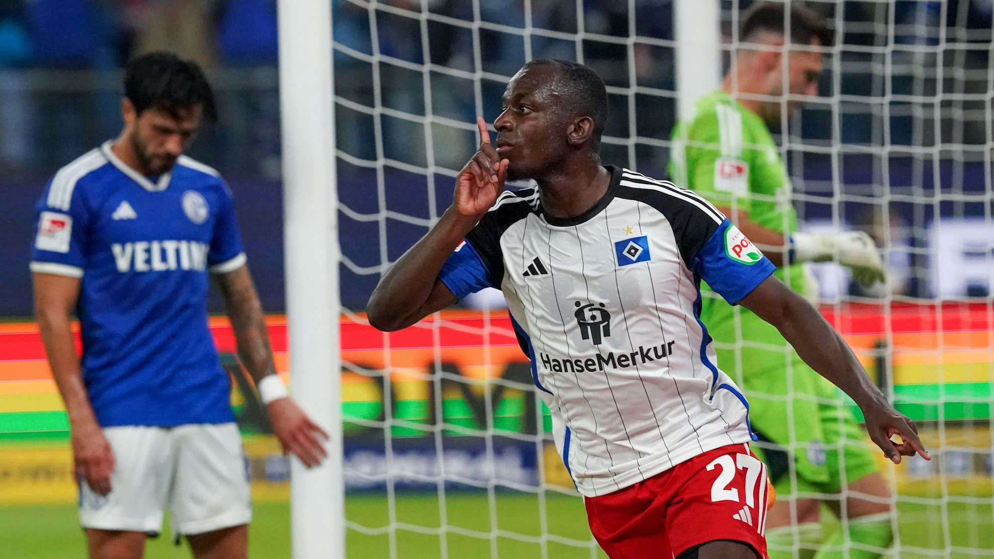 Hamburgs Jean-Luc Dompe bejubelt sein Tor zum 5:3.