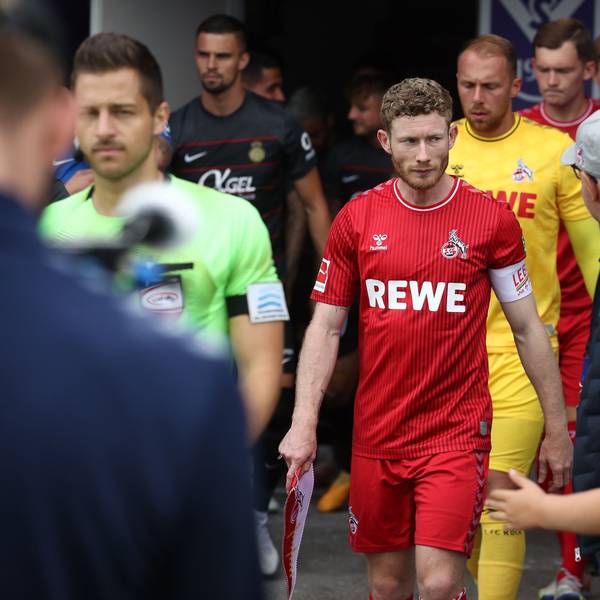 Florian Kainz, Spieler des 1. FC Köln, läuft vor Torwarts Marwin Schwäbe bei einem Testspiel im österreichischen Maria Alm aufs Feld.
