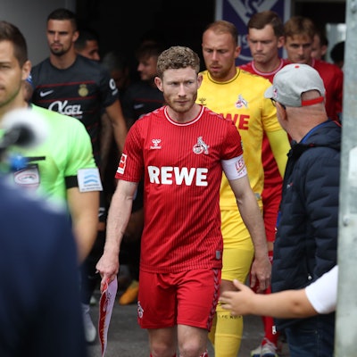 Florian Kainz, Spieler des 1. FC Köln, läuft vor Torwarts Marwin Schwäbe bei einem Testspiel im österreichischen Maria Alm aufs Feld.