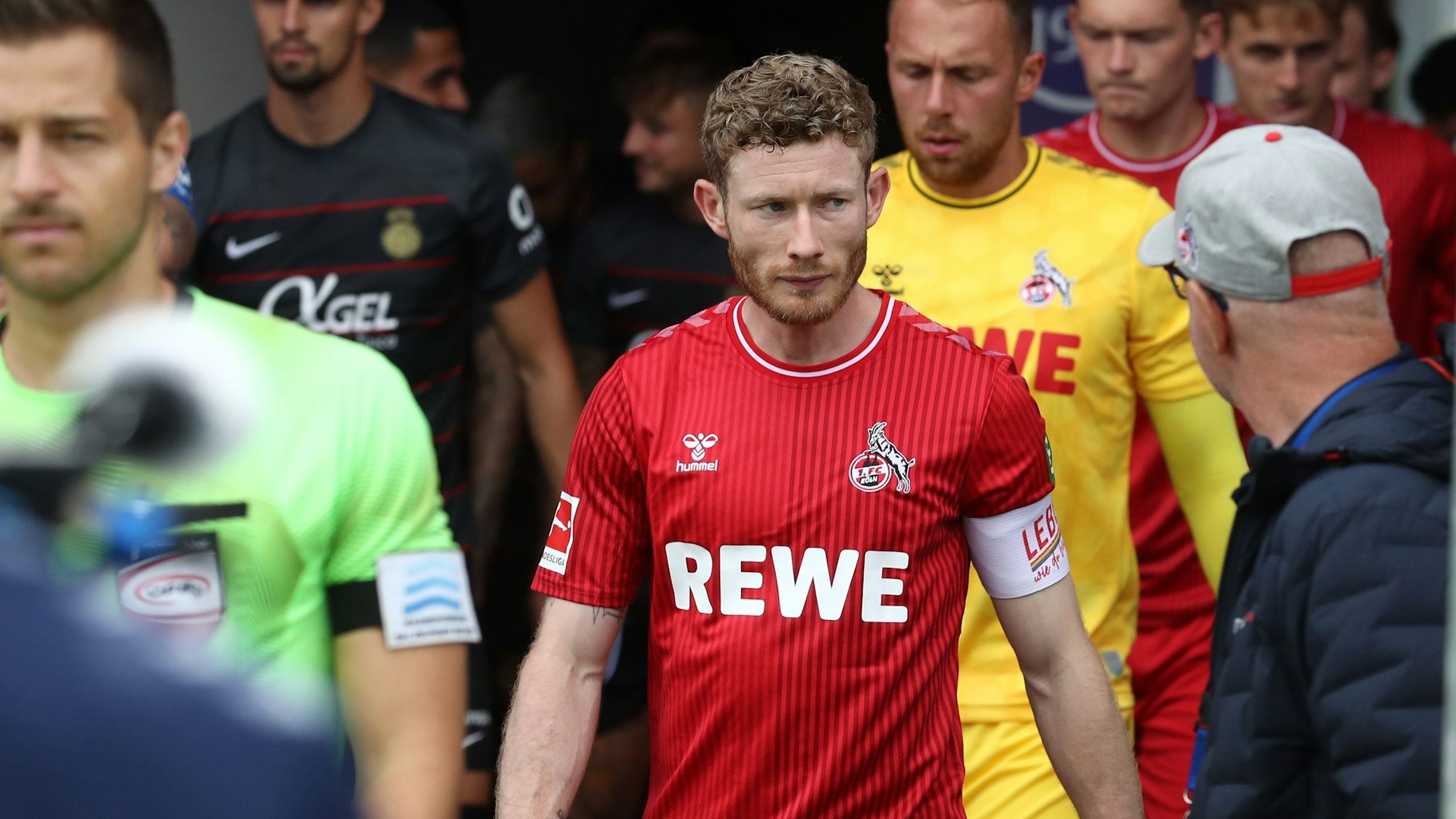Florian Kainz, Spieler des 1. FC Köln, läuft vor Torwarts Marwin Schwäbe bei einem Testspiel im österreichischen Maria Alm aufs Feld.