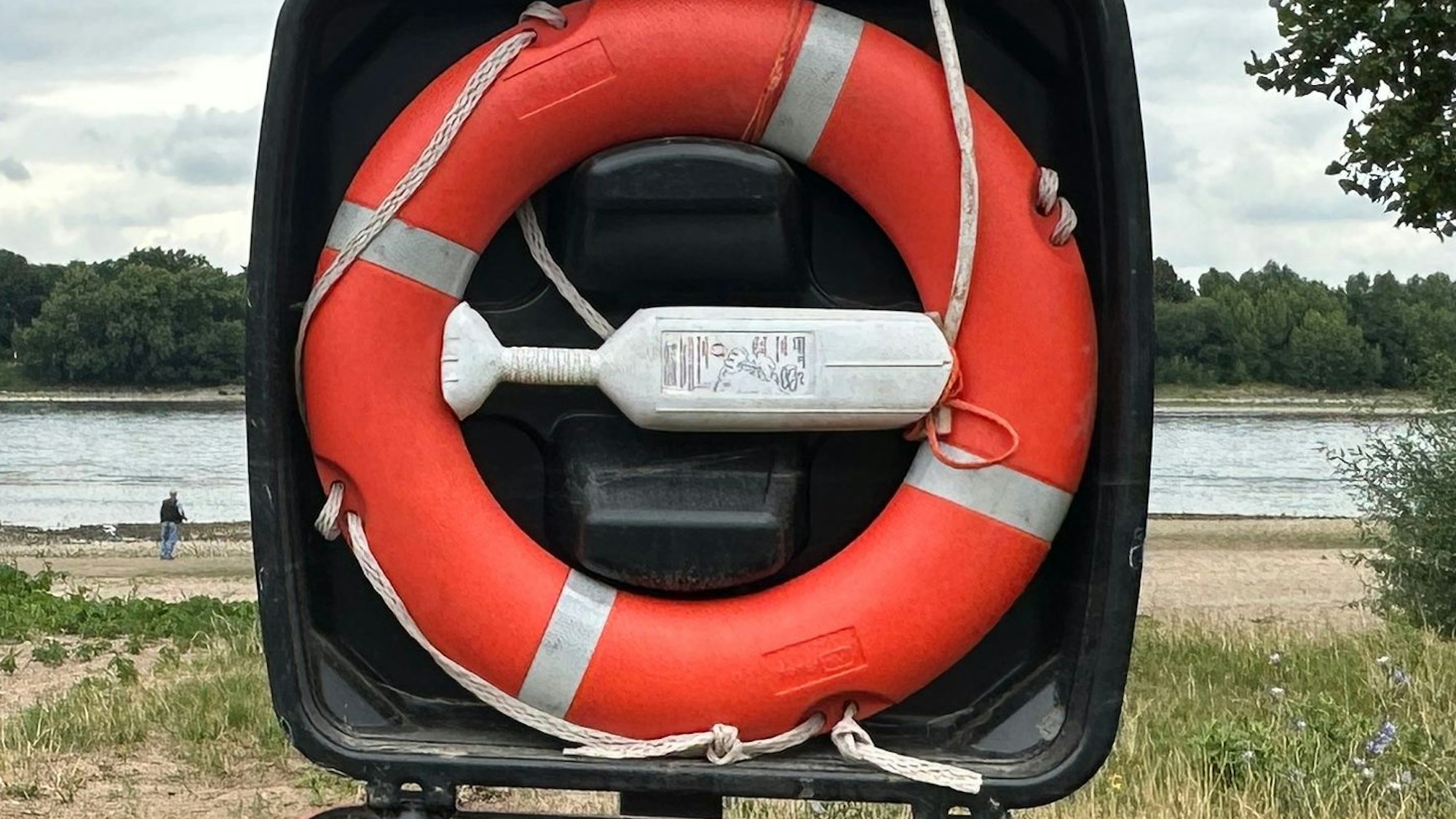 In einer Box liegt ein Rettungsring.